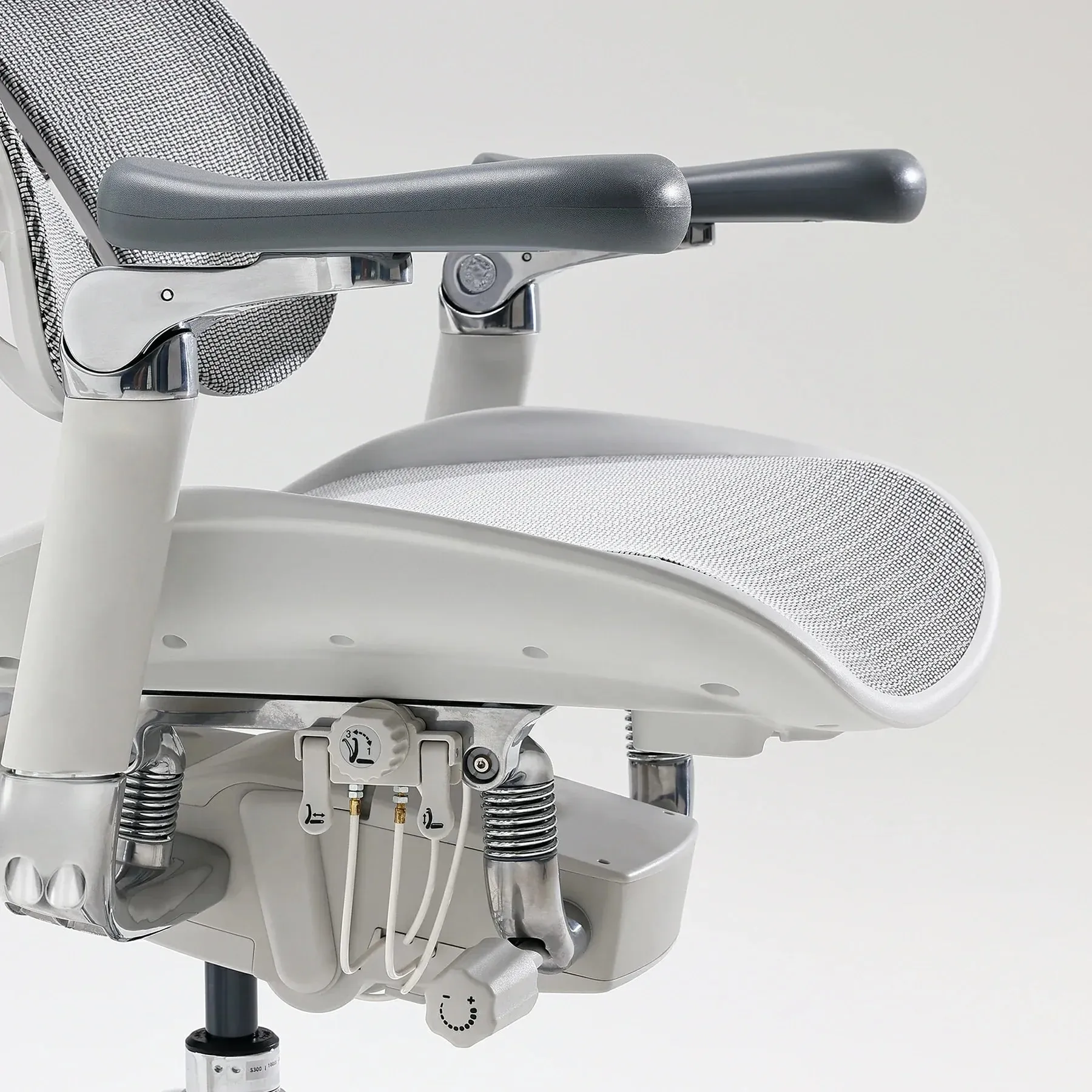 Commandes et ressorts sous l’assise de la Doro S300 blanche
