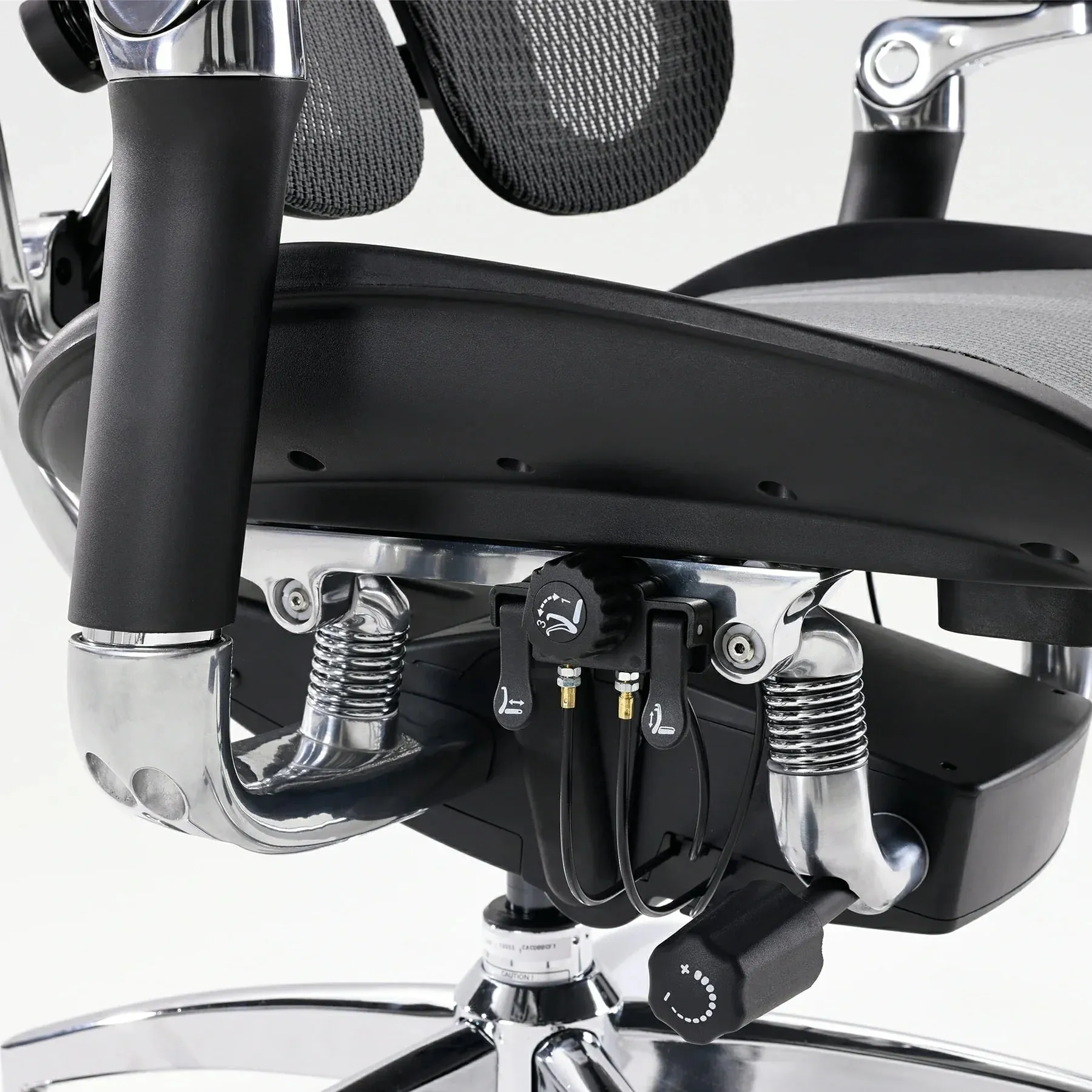 Mécanisme de la Doro S300 noire : ressorts et commandes sous l’assise