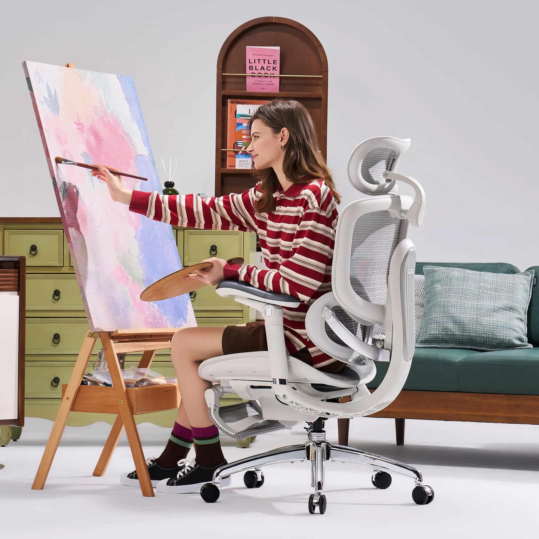 Une femme peint une toile, assise sur une chaise Sihoo