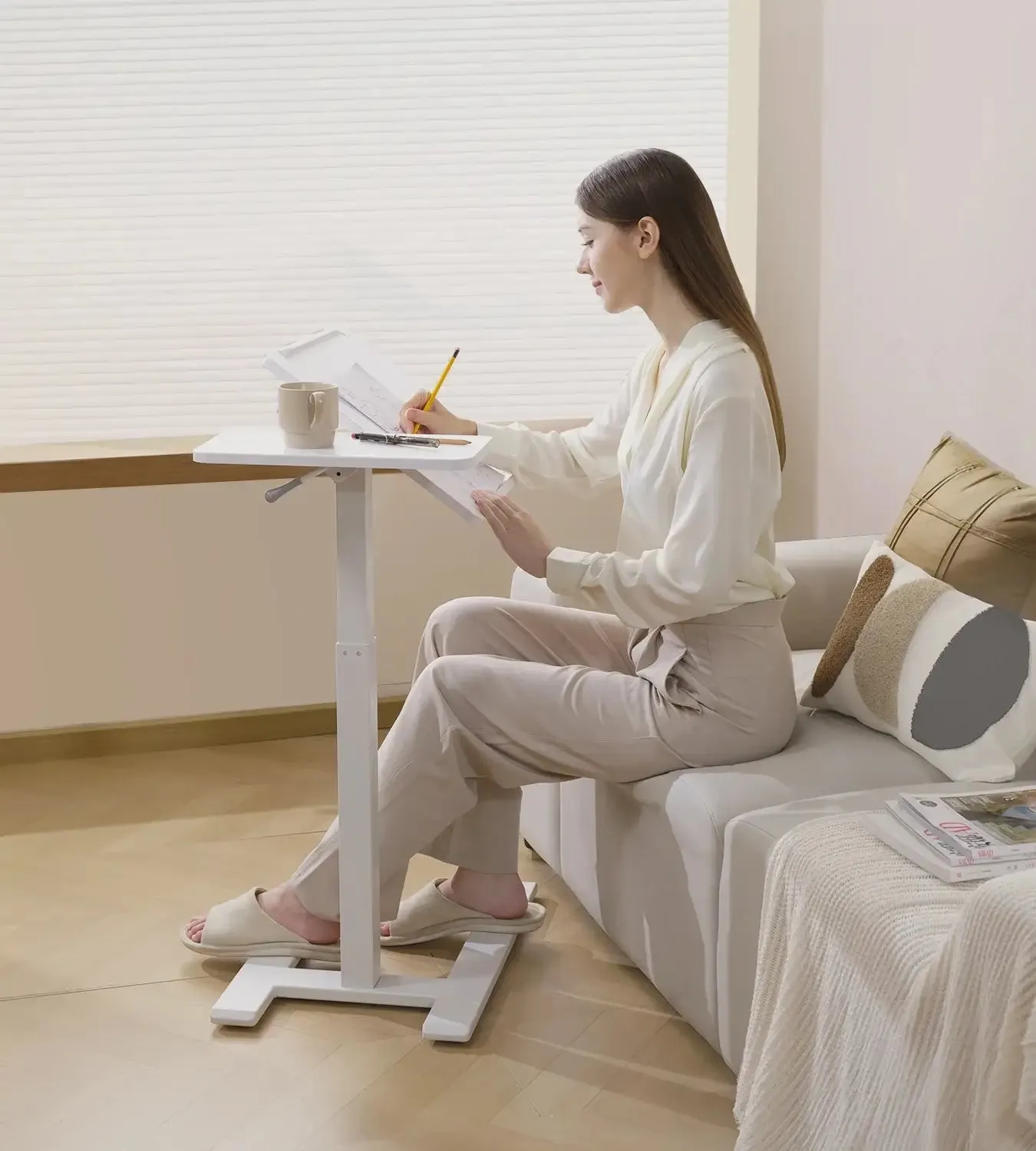 Femme installée à un bureau dans un salon lumineux