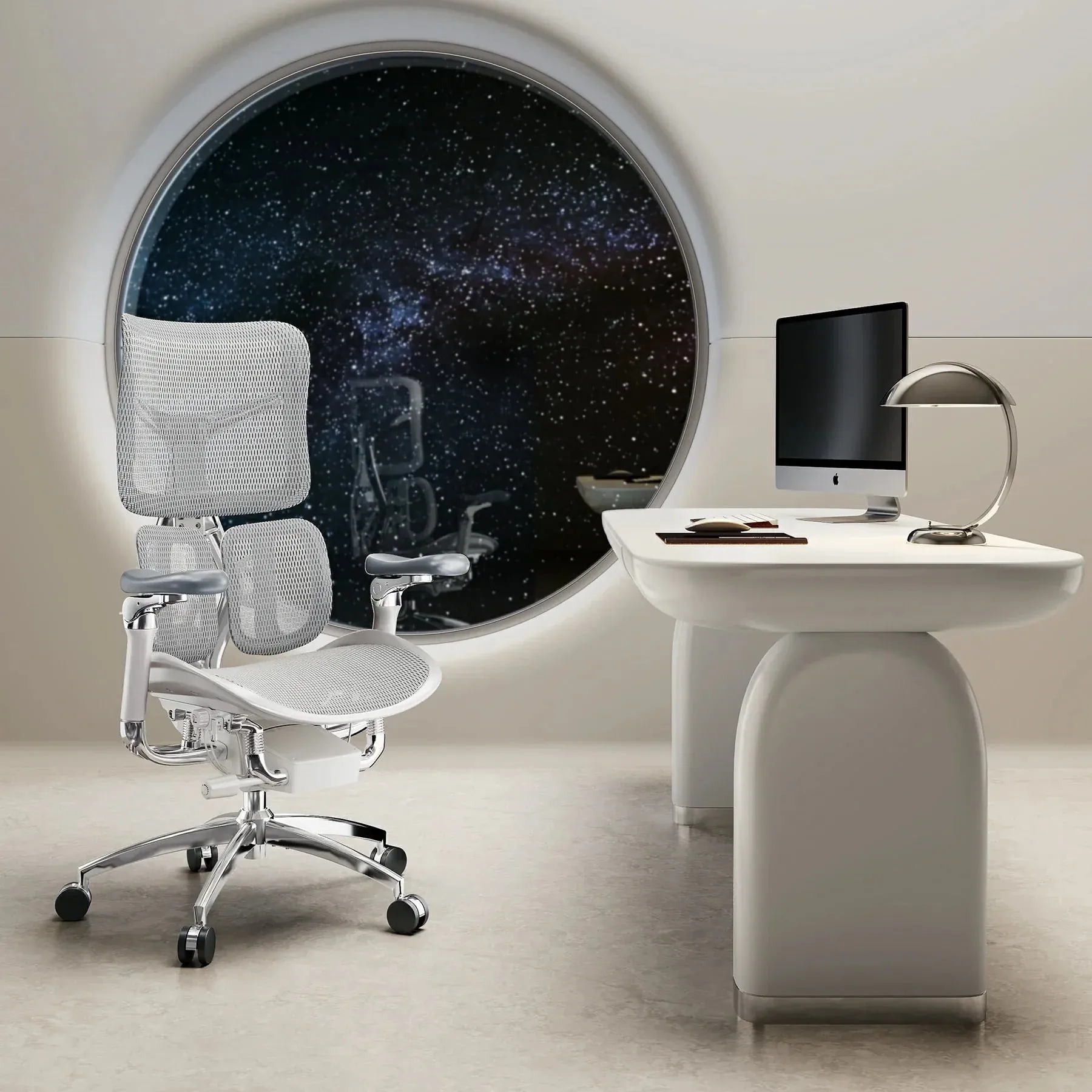 Doro S300 blanche devant un bureau, sous un hublot ouvert sur le ciel étoilé