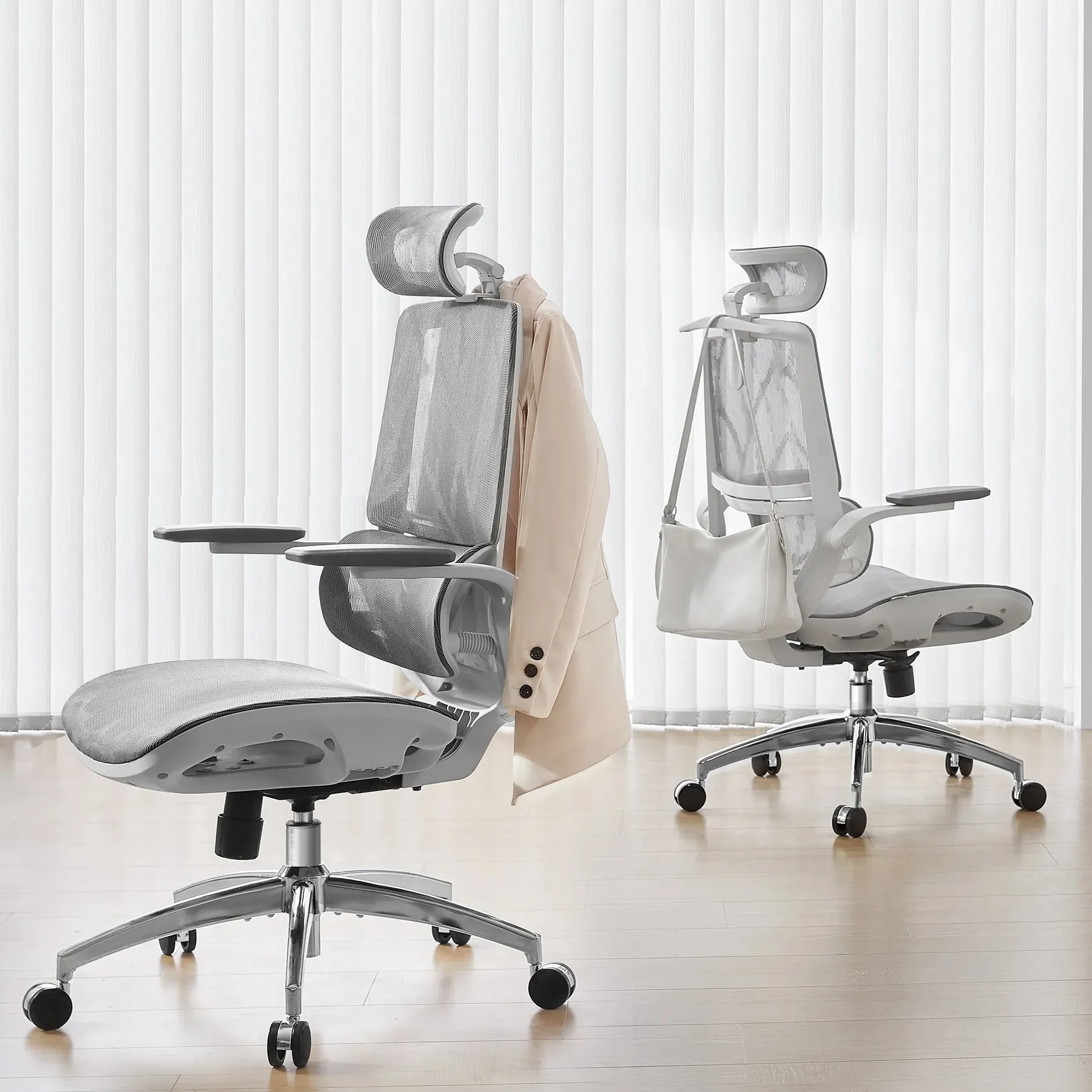 Deux chaises Sihoo en maille grise dans un intérieur lumineux