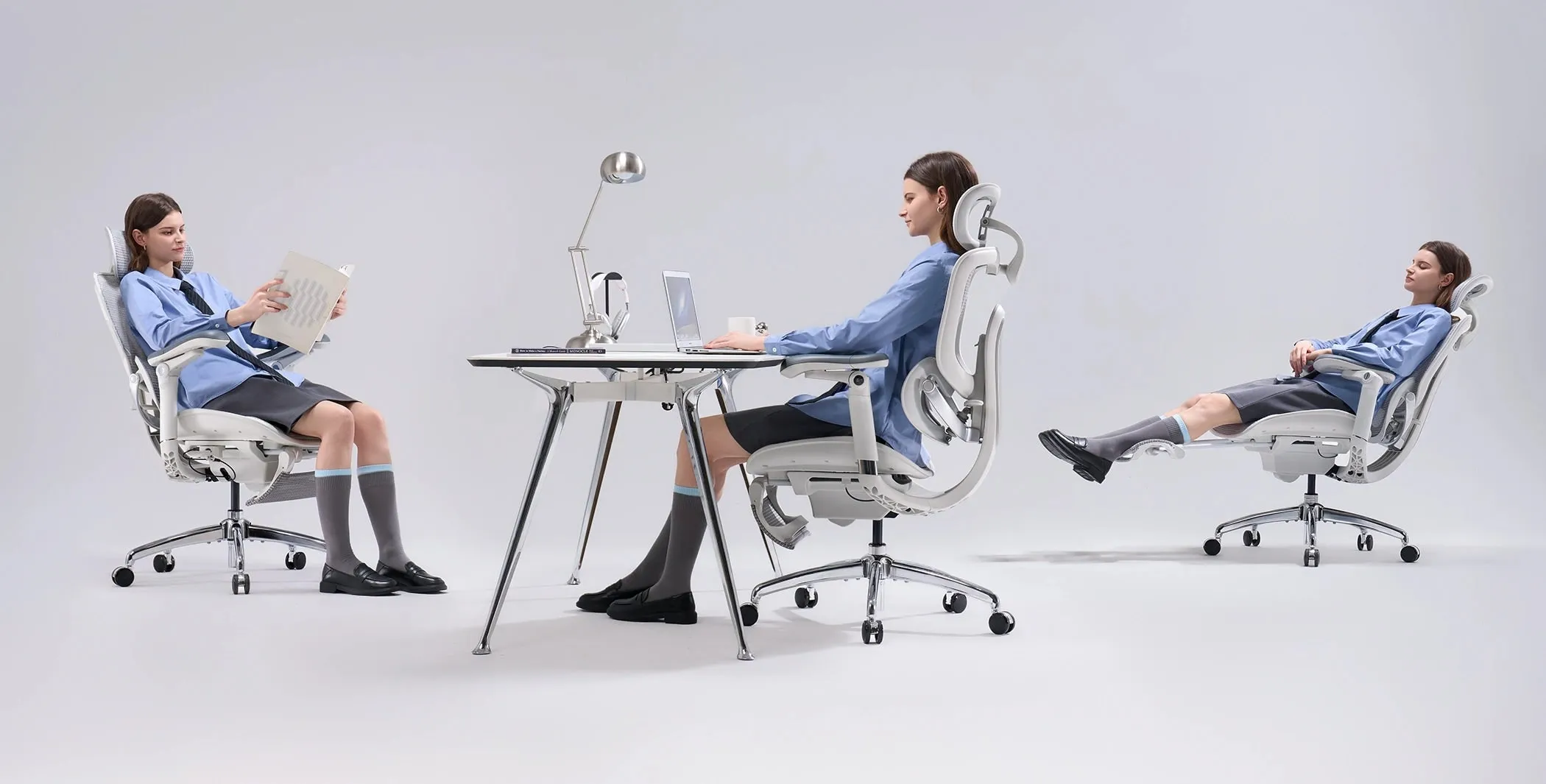 Quatre personnes installées dans des postures différentes sur des chaises Sihoo