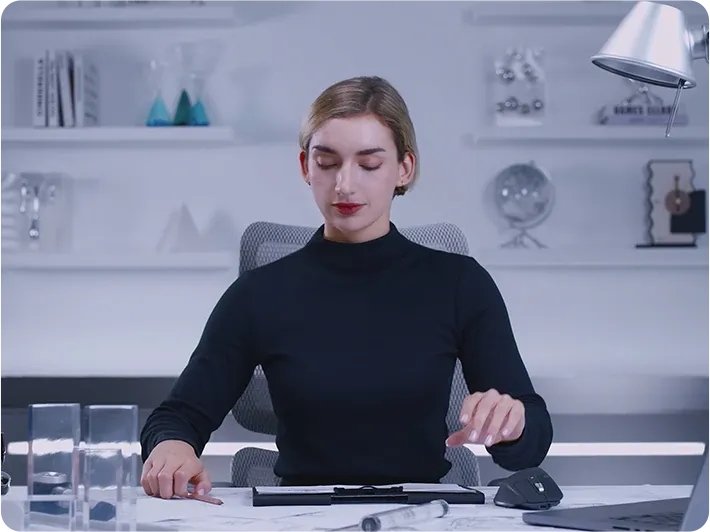 Femme concentrée à son bureau sur une chaise Sihoo