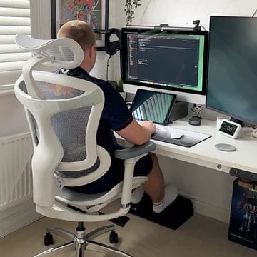 Accoudoirs ajustables sur chaise de bureau pour confort et soutien des bras en télétravail