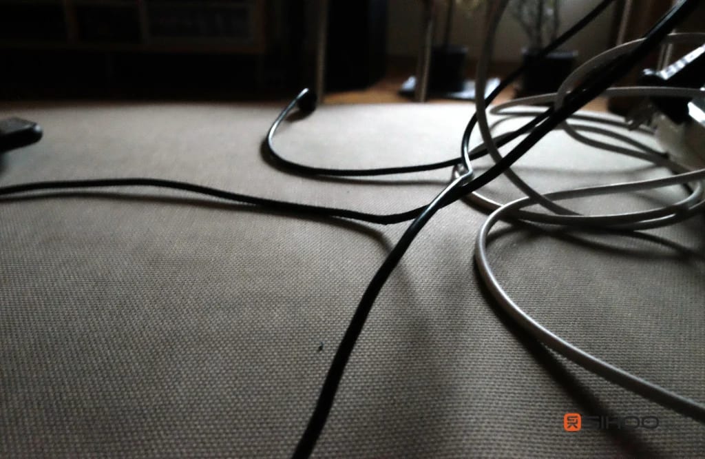 Chaos de Câbles sur votre Bureau