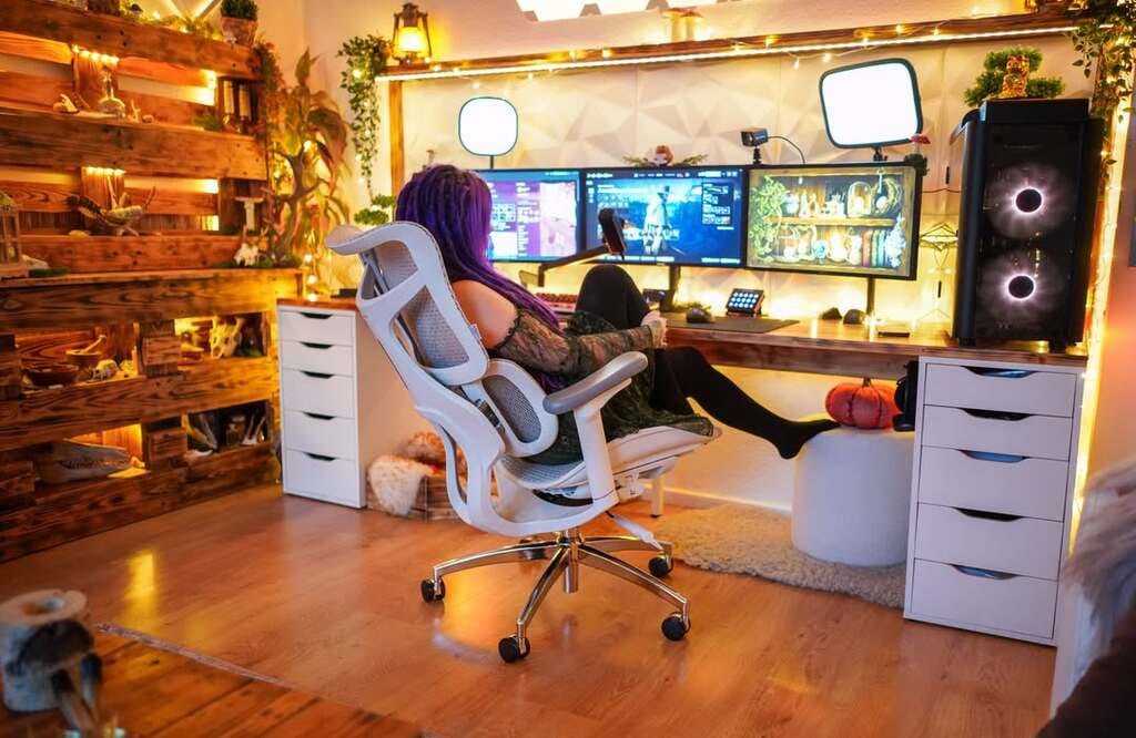 Chaise de bureau ergonomique blanche dans un setup gaming et télétravail