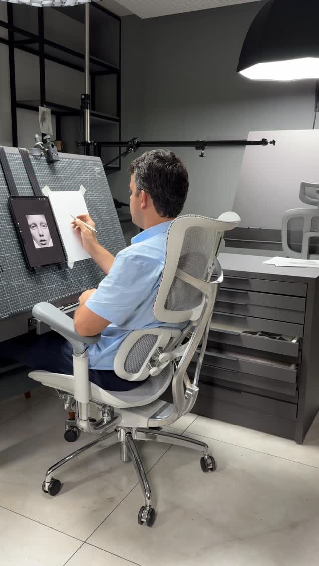 Chaise de bureau thérapeutique ergonomique en maille soutenant le dos pendant le dessin à un bureau incliné
