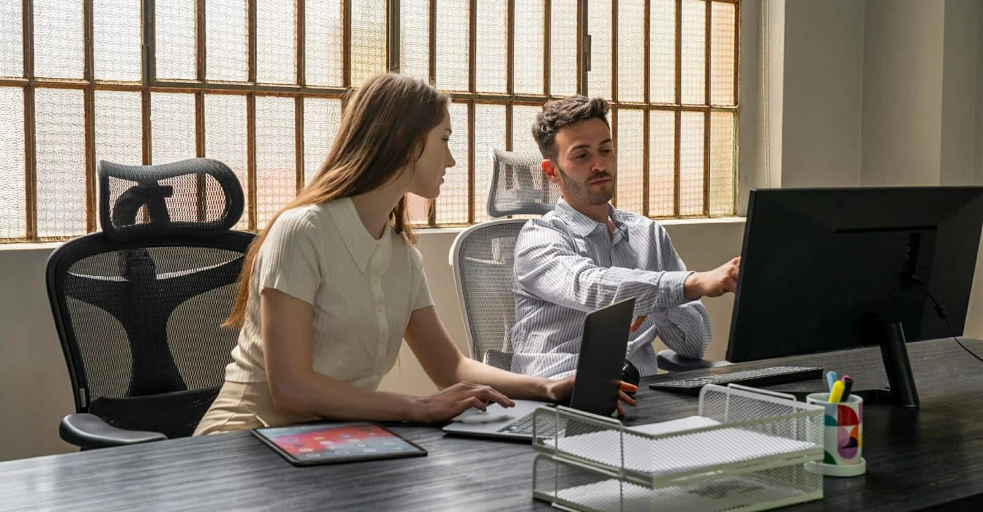 Deux collègues au bureau sur chaises ergonomiques pour rester concentré