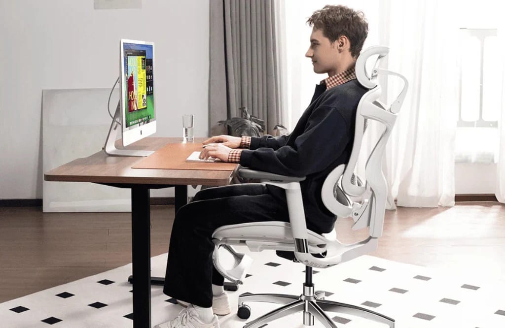 Bonne posture au bureau sur chaise ergonomique avec soutien lombaire actif