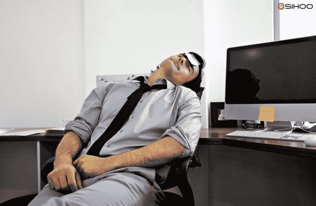 Un homme dort au bureau