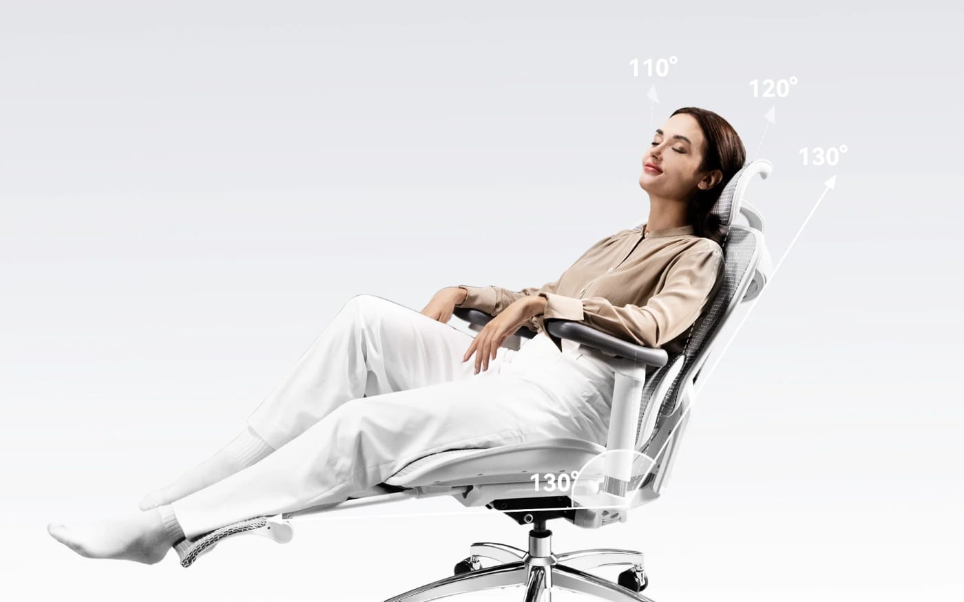 Une femme faisant une sieste sur une chaise ergonomique
