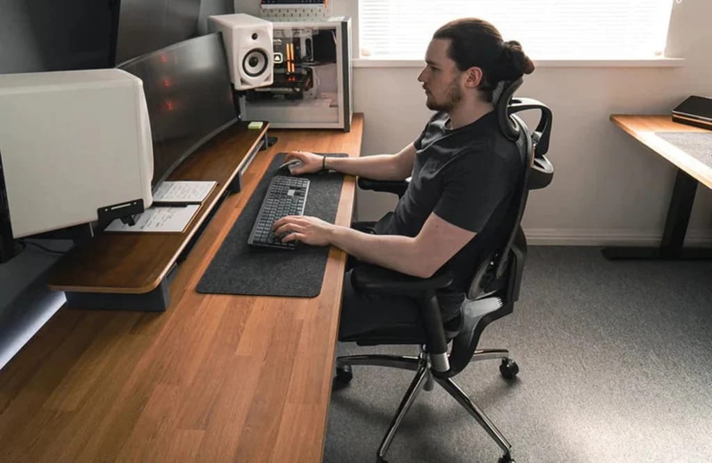 Chaise ergonomique C300 au bureau, posture assise alignée