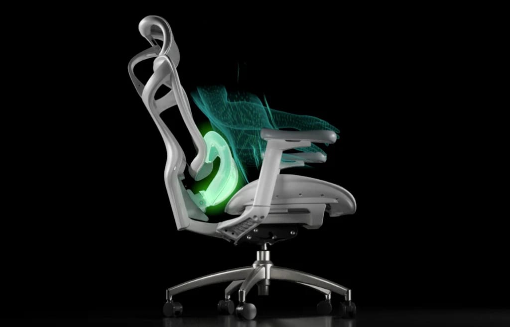 Vue latérale du fauteuil ergonomique SIHOO C300 illustrant son soutien lombaire dynamique et le dossier qui accompagne les mouvements du corps pour favoriser une posture assise dynamique.