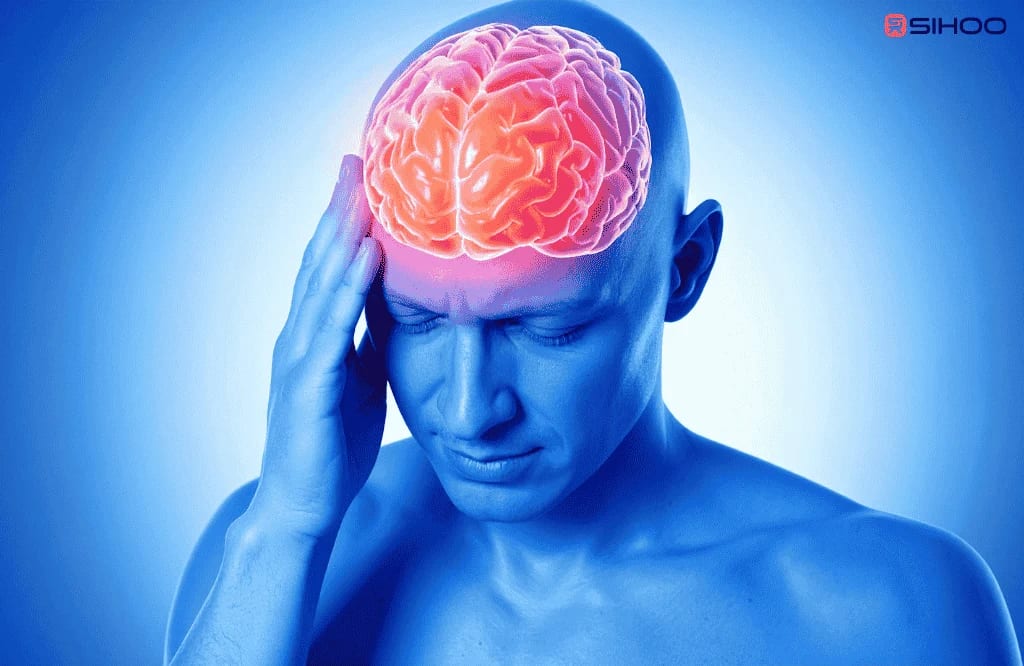 Homme avec maux de tête liés à la posture, concentration réduite