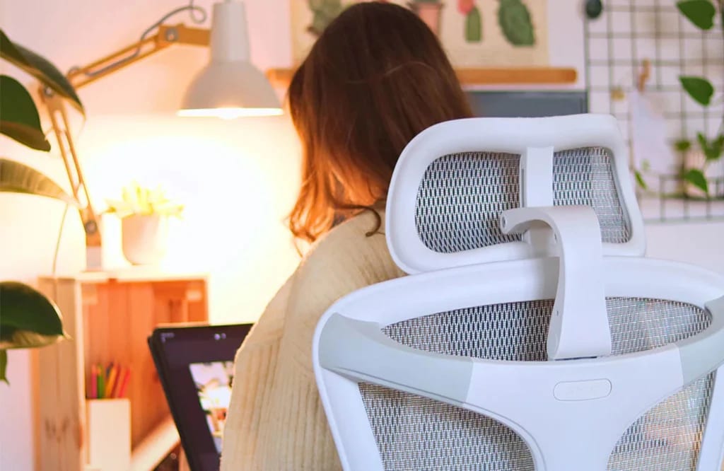 Une femme travaillant sur une chaise ergonomique